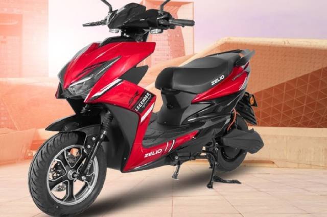 The new scooter is available in three different battery packs and three new colours. Rusty Orange, Glossy Green and Glossy Grey. The 60V/30A variant is priced at Rs. 75,000, while the 74V/32A variant is priced at Rs. 79,000. Both the variants have lithium-ion batteries. 6.70 lakhs.. 5-seater, 30 km mileage.