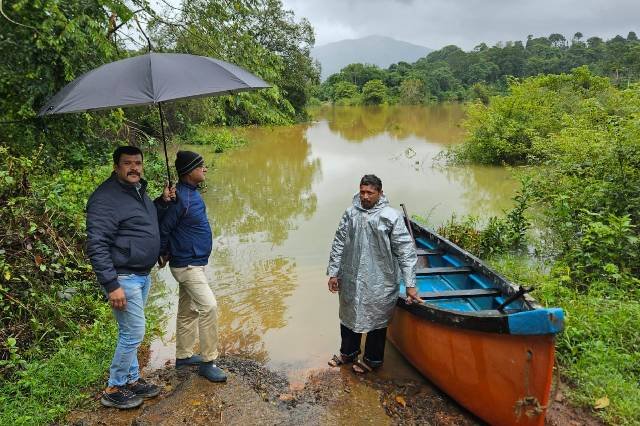 There has been a flood in Doni Kadu in Bengur village, and locals are using boats to travel.